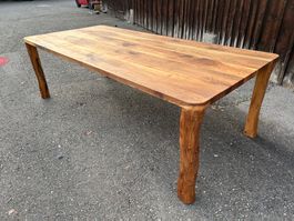 Nussbaum Tisch 240 x 110 cm H .75 geölt Beine Baumstammkante