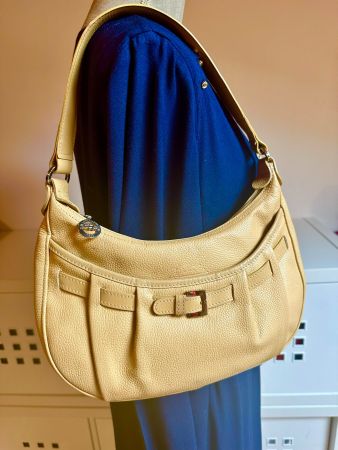 Longchamp Sac cuir beige naturel porté épaule.