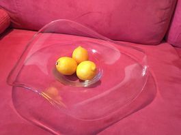 Schöne flache Glasschale
