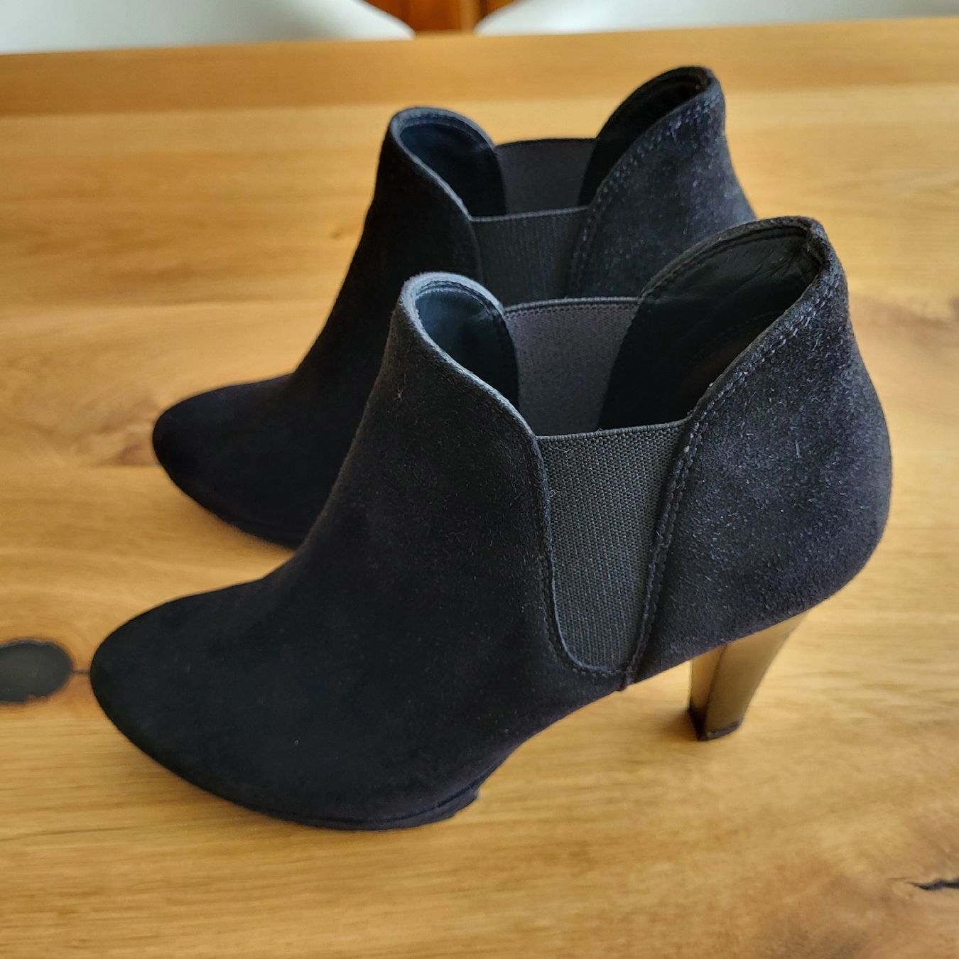 Chaussures femmes: Stiefeletten Schwarz Velours Grösse 37  – D'occasion à Zeiningen par els_zdl6