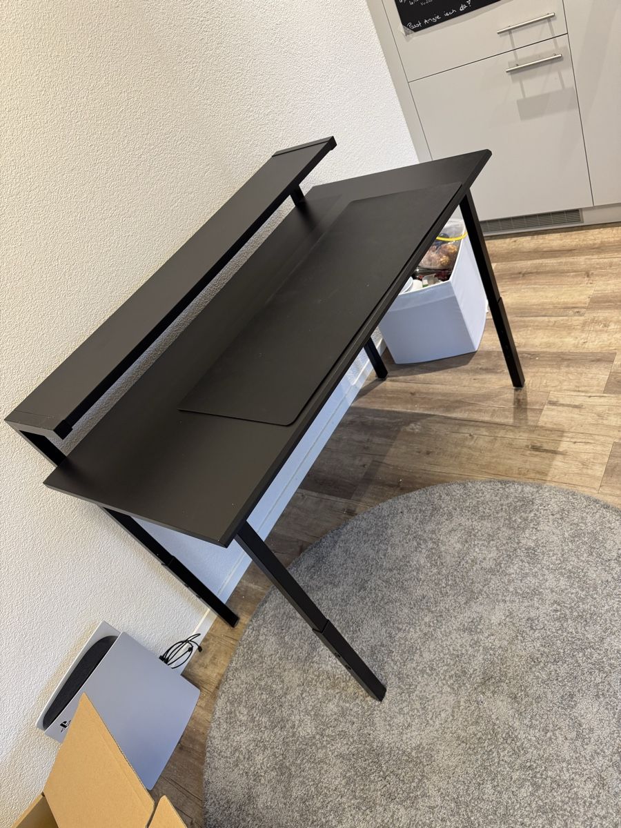 Schreibtische: Ikea Gamingschreibtisch UTVINING – Gebraucht aus Spiez von sul_xz66