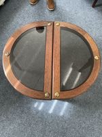 Runder Beistelltisch aus Holz mit Glasplatte