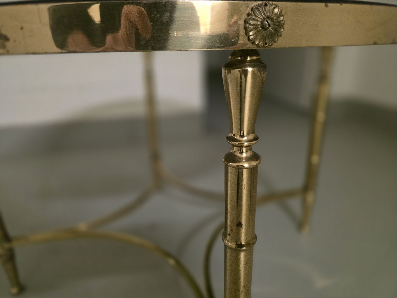 Tavoli: Französischer Messing-Tisch – Usato da Untersiggenthal venduto da JayRoguehand 1