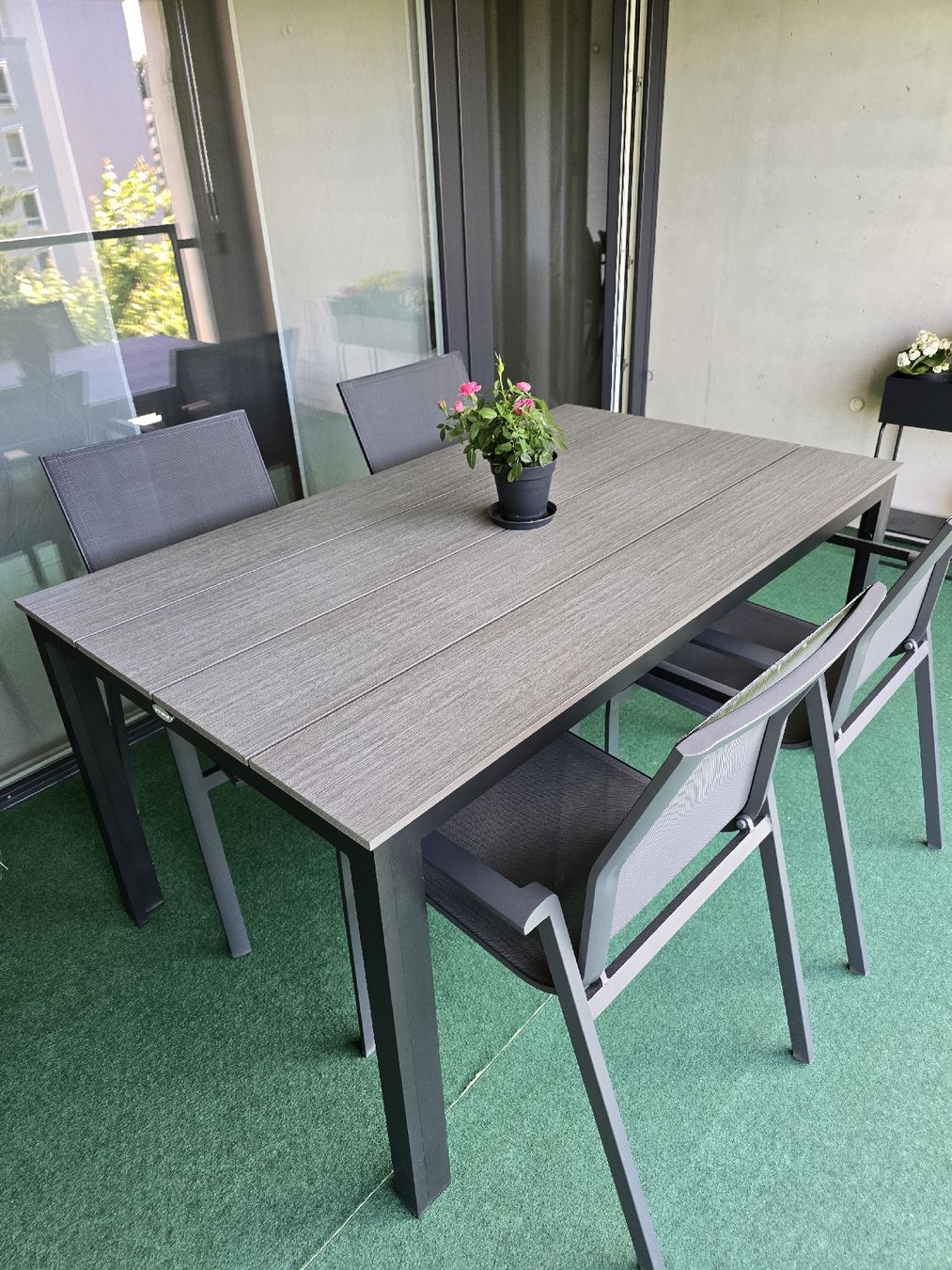 Set di tavolo e panche: A vendre table de jardin avec 4 chaises – Nuovo (secondo la descrizione) da Fribourg venduto da ghazielsayed