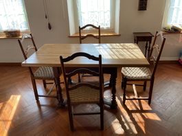 Table rénovée en bois avec 4 chaises