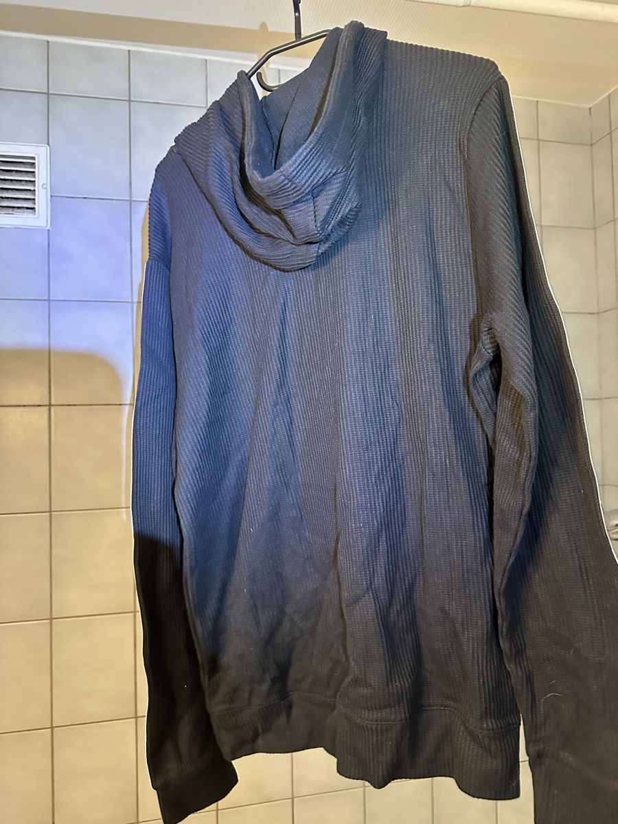Reebok Maglioni & Felpe: Pull sweat à capuche REEBOK neuf – Usato da Lausanne venduto da Tipouze 1