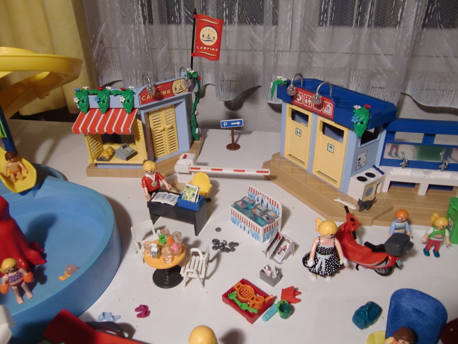 Playmobil Spielzeuge: Playmobil Campingplatz mit Camper + Rutsche - extra gross – Gebraucht aus Arbon von 200sterne 1