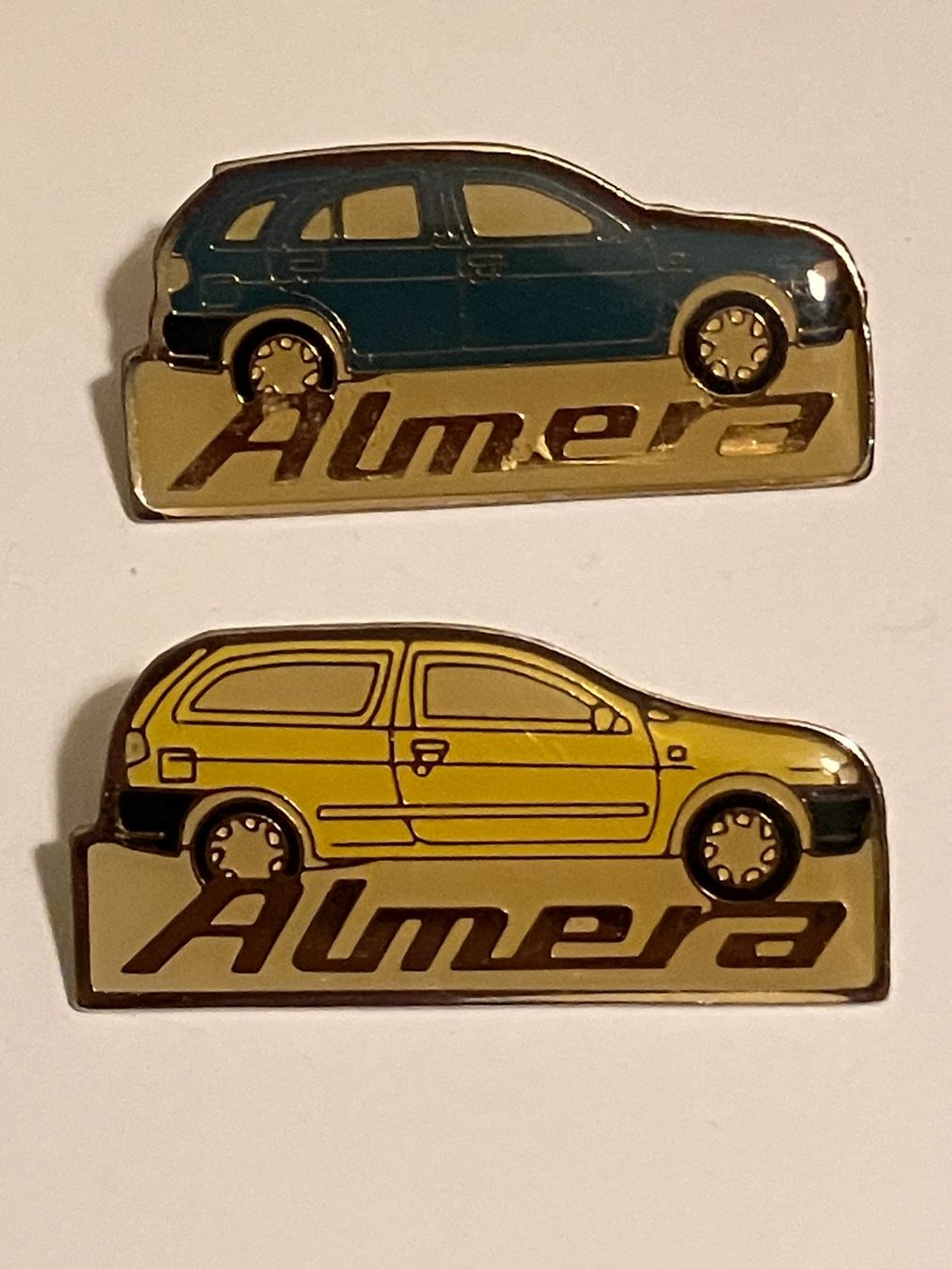 Placchette & Badge: 2 Pin Almera Nissan – Usato da Basel venduto da djwwpp