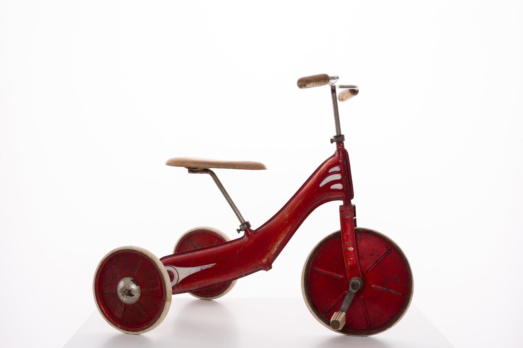 Fahrzeuge für Kinder: Antikes roter Dreirad / Kindervelo – Gebraucht aus Hornussen von maria_hornussen