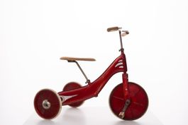 Antikes roter Dreirad / Kindervelo