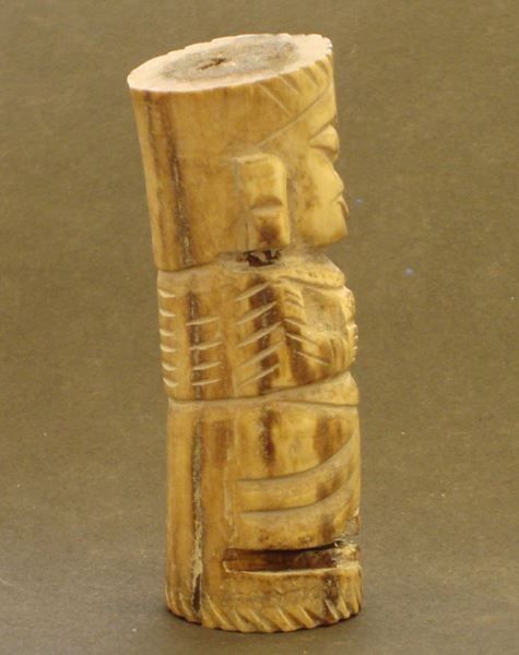 Sculptures & Statues: Handgeschnitzte Knochen-Figur eines Kriegers oder Adligen – Neuf avec emballage d'origine à Geroldswil par ARTEFACTO 1