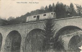 Val d Illiez VS Zug auf Fayot Brücke Regionalbahn