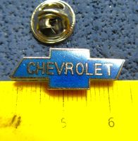 CHEVROLET SCHMUCK-PIN ENAMEL SILBRIG  25mm KLEIN-FEIN-EDEL