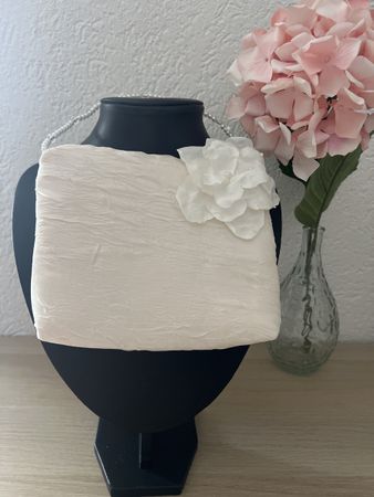 Elegante Abendtasche, creme, Perlenkette, Blume