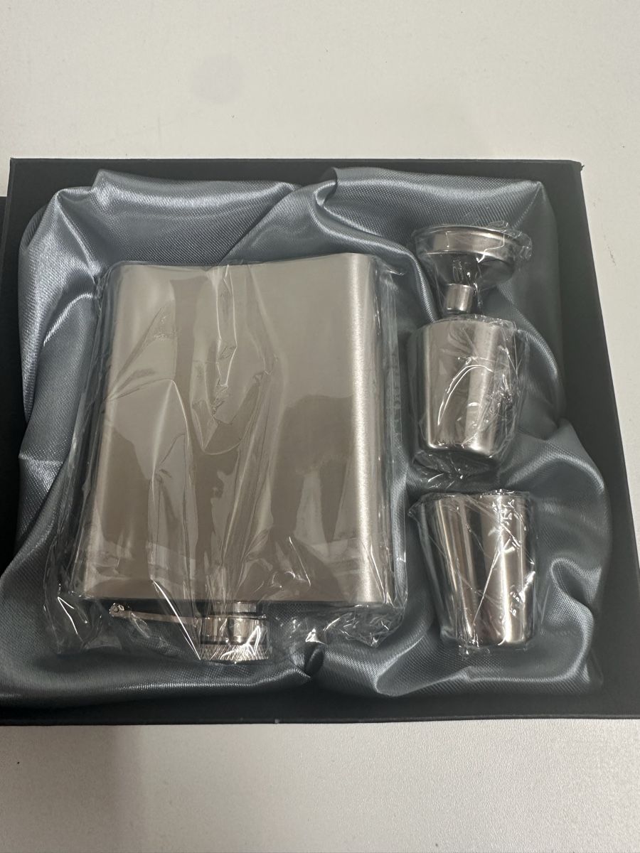 Altro: Jack Daniel's Flachmann Set, Neuwertig & Unbenutzt! – Nuovo e nell'imballaggio originale da Oberurnen venduto da jasmin2fel 2