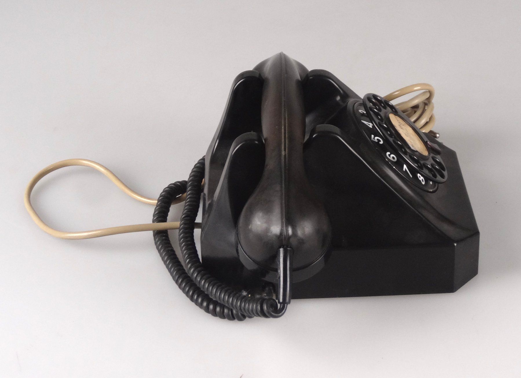 Telefoni: Schwarzes Wählscheibentelefon aus Bakelit – Usato da Volketswil venduto da brockipfannenstil 4