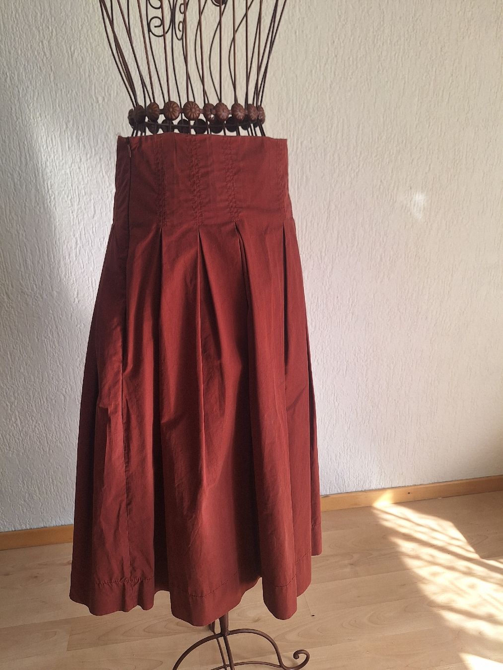 Zara Gonne: Rostroter Faltenrock, Gr. M – Usato da Zürich venduto da Zelda14