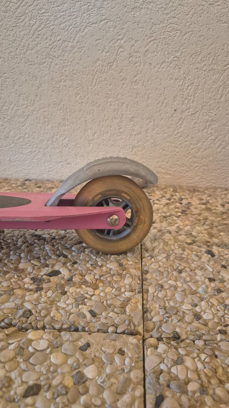 Micro Fahrzeuge für Kinder: Trotinette Micro Rose – Gebraucht aus Prangins von ale_x9wx 2