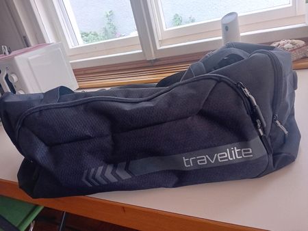 Ich verkaufe eine neue, große Reisetasche. 