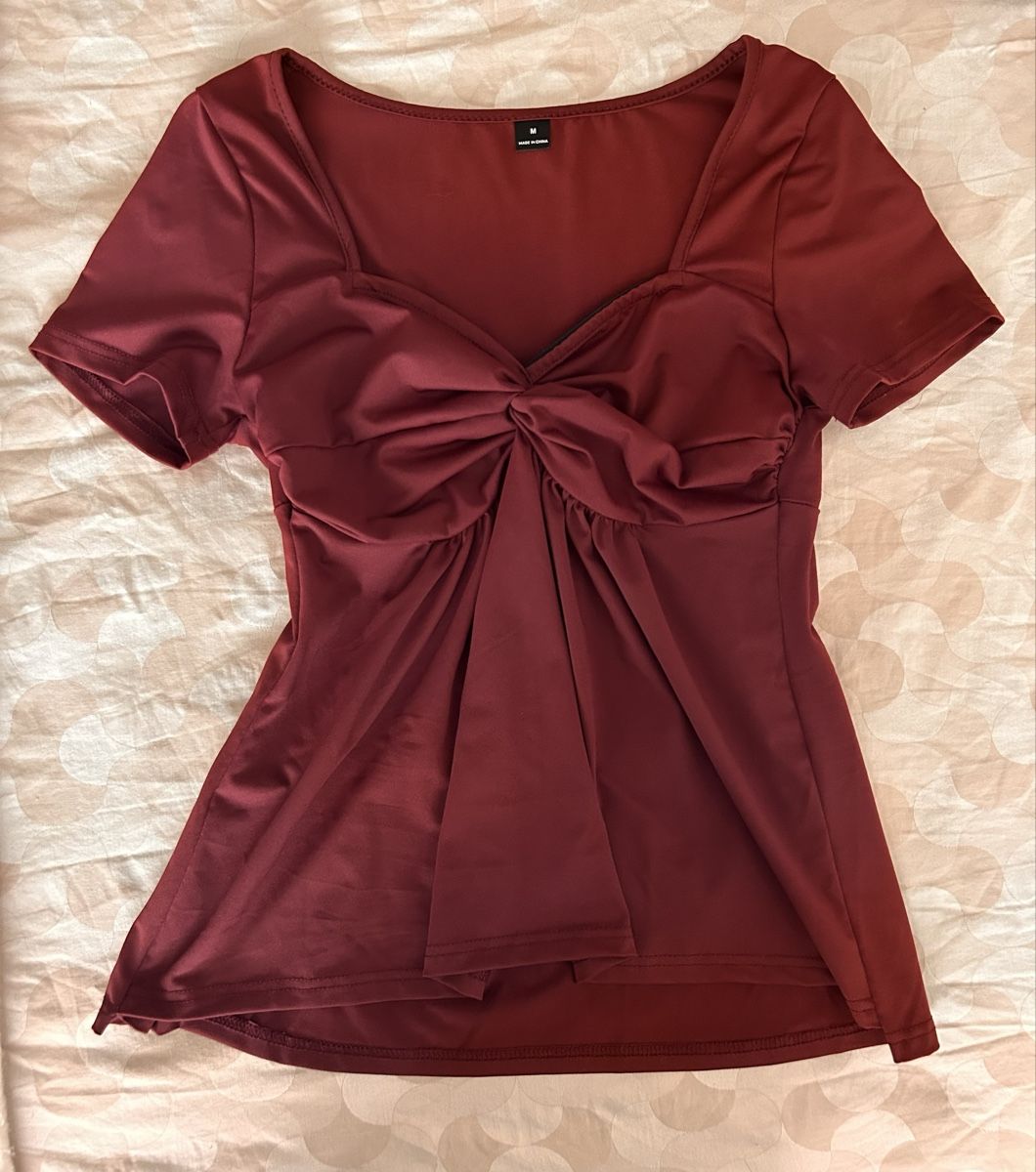 Blouses, T-shirts & Tops: Bordeauxfarbenes Oberteil mit kurzen Ärmeln – Neuf (Voir description) à Bad Ragaz par ser_xc7t