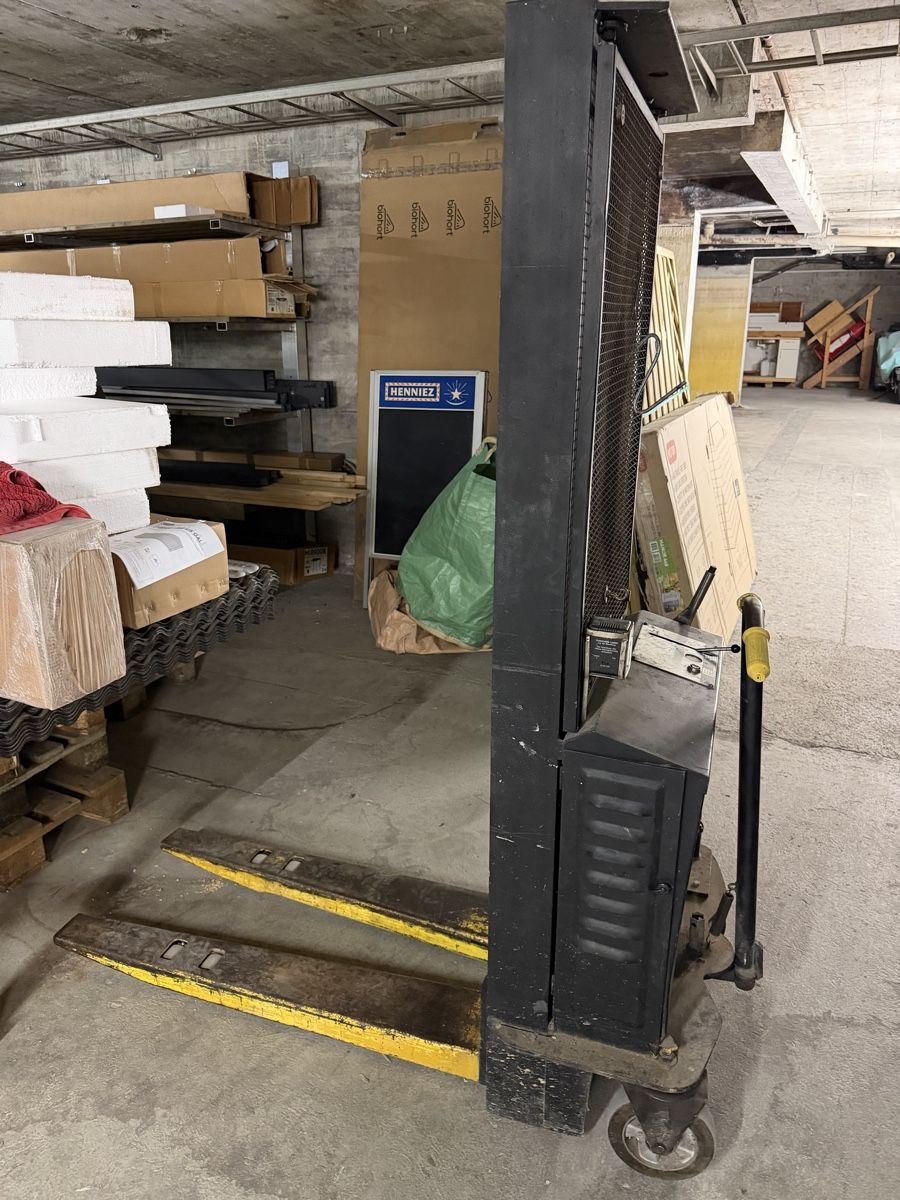Carrelli elevatori e a forche: Gabelstapler Hubwagen Elektro Stapler  – Difettoso da Gontenschwil venduto da Datei