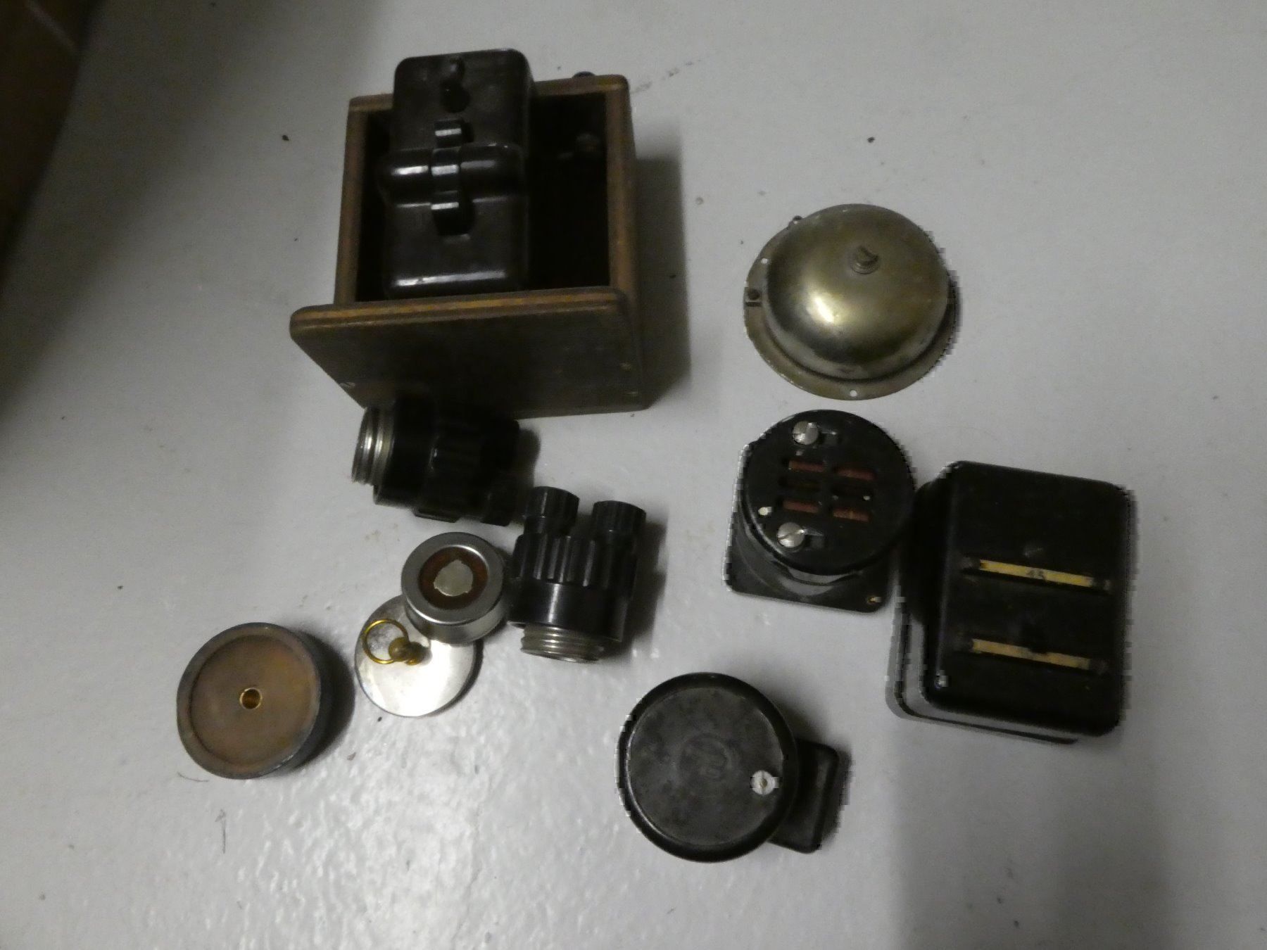 Pièces détachées: Elektrobestandteile Schalter Glocke – D'occasion à Mosnang par Goldwasser