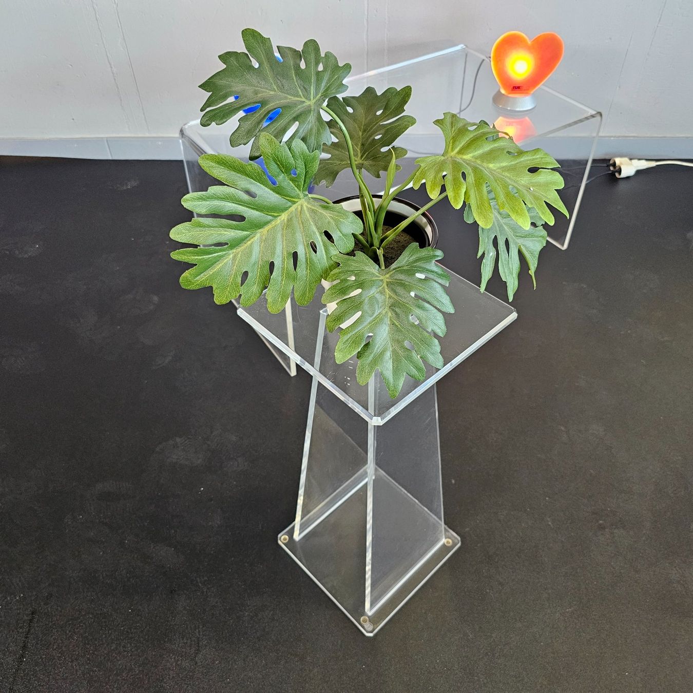 Altro per la casa: Vintage Blumensäule, Blumenständer Plexiglas. Floor Stand – Usato da Nottwil venduto da Wondewa-Shop 1