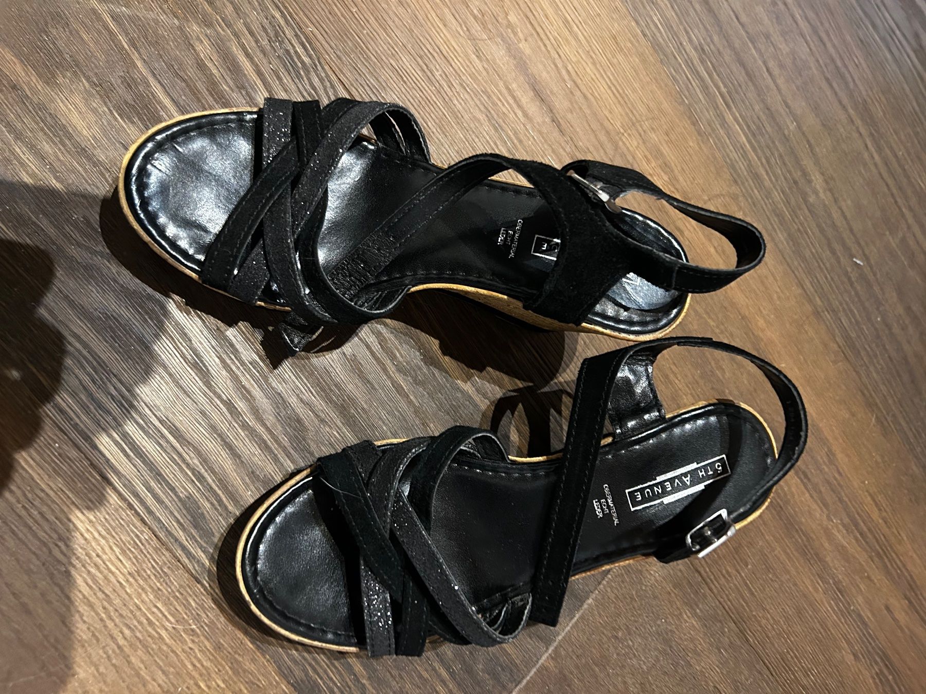Scarpe da donna: Sandalen mit Keilabsatz gr 35 – Usato da Scherz venduto da Mandarine8