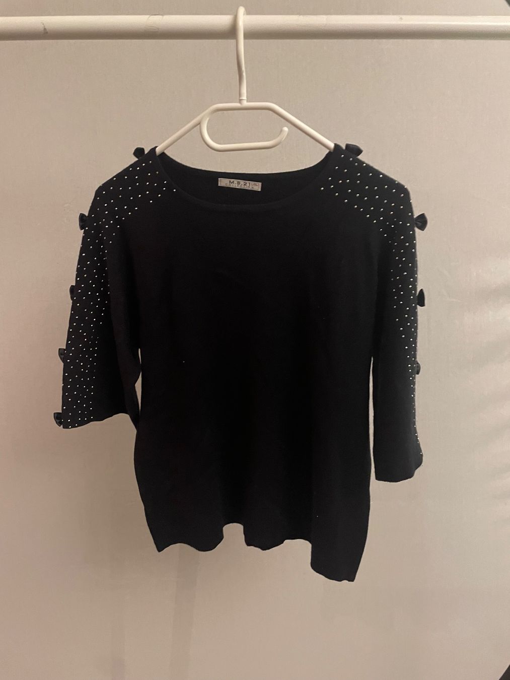 Maglioni & Felpe: Schwarzer Pullover, Gr. L/XL, mit Schmuckdetails, Top! – Usato da Wollerau venduto da Poschro68