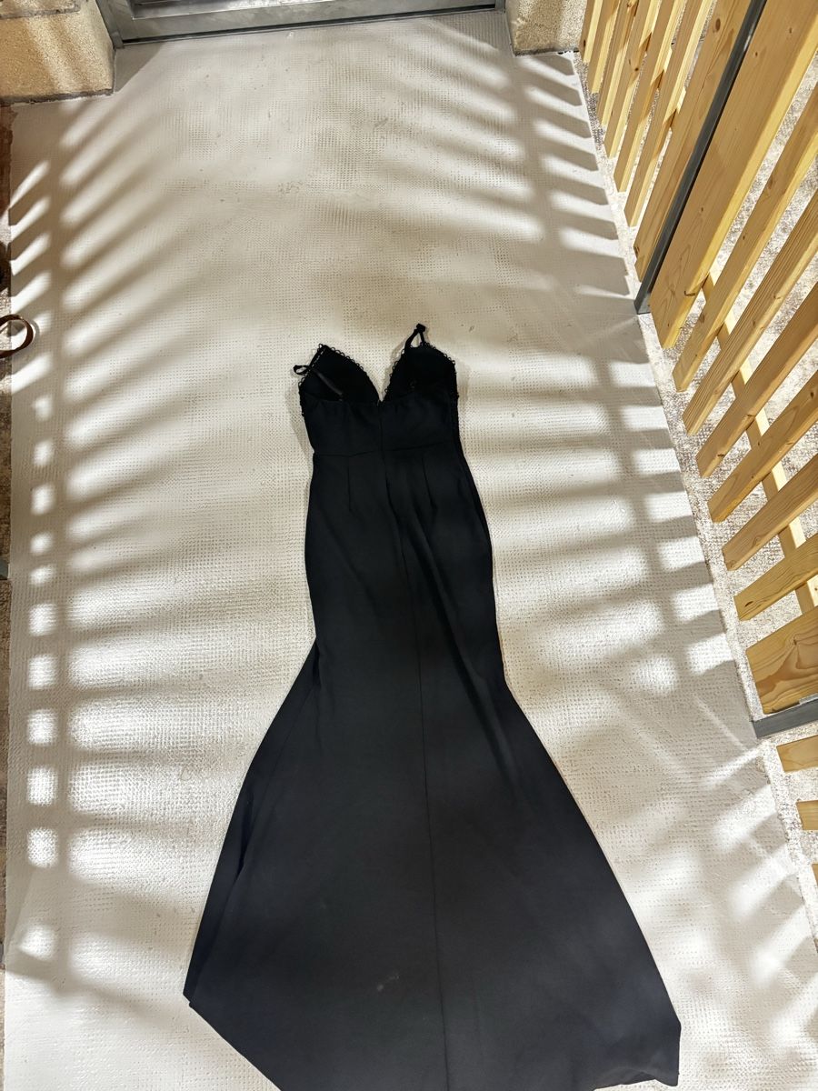 Vestiti: Robe noir  – Usato da Lausanne venduto da Mbama23 1