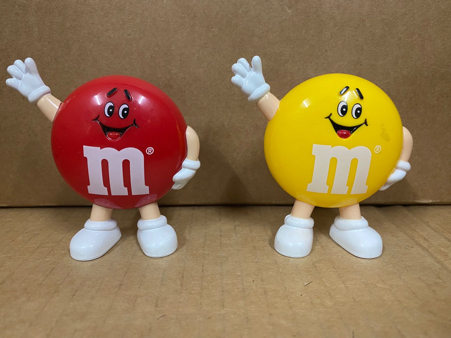 Statuette: M & Ms 1991 yellow and red – Usato da Eschlikon TG venduto da ArtRec