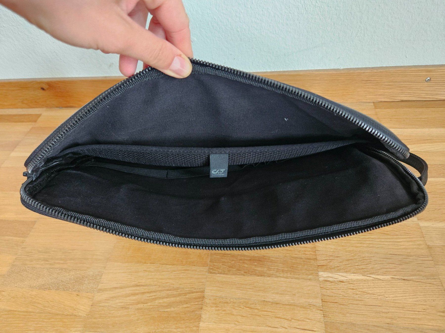 Borse: AlphaTauri Laptop Sleeve / Tasche schwarz – Usato da Zürich venduto da nadine.zuerich 1