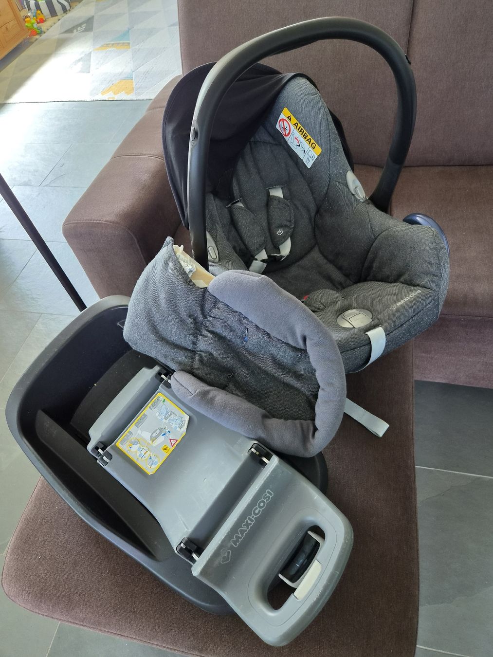 Maxi-Cosi Seggiolini per auto: Maxi-Cosi Cabriofix mit Baby-Einsatz & Isofix Basis – Usato da Teufen AR venduto da trueblue84