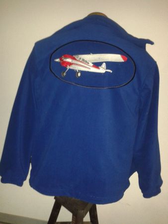 Fleece-Jacke mit gesticktem Cesna-Flugzeug, Grösse L