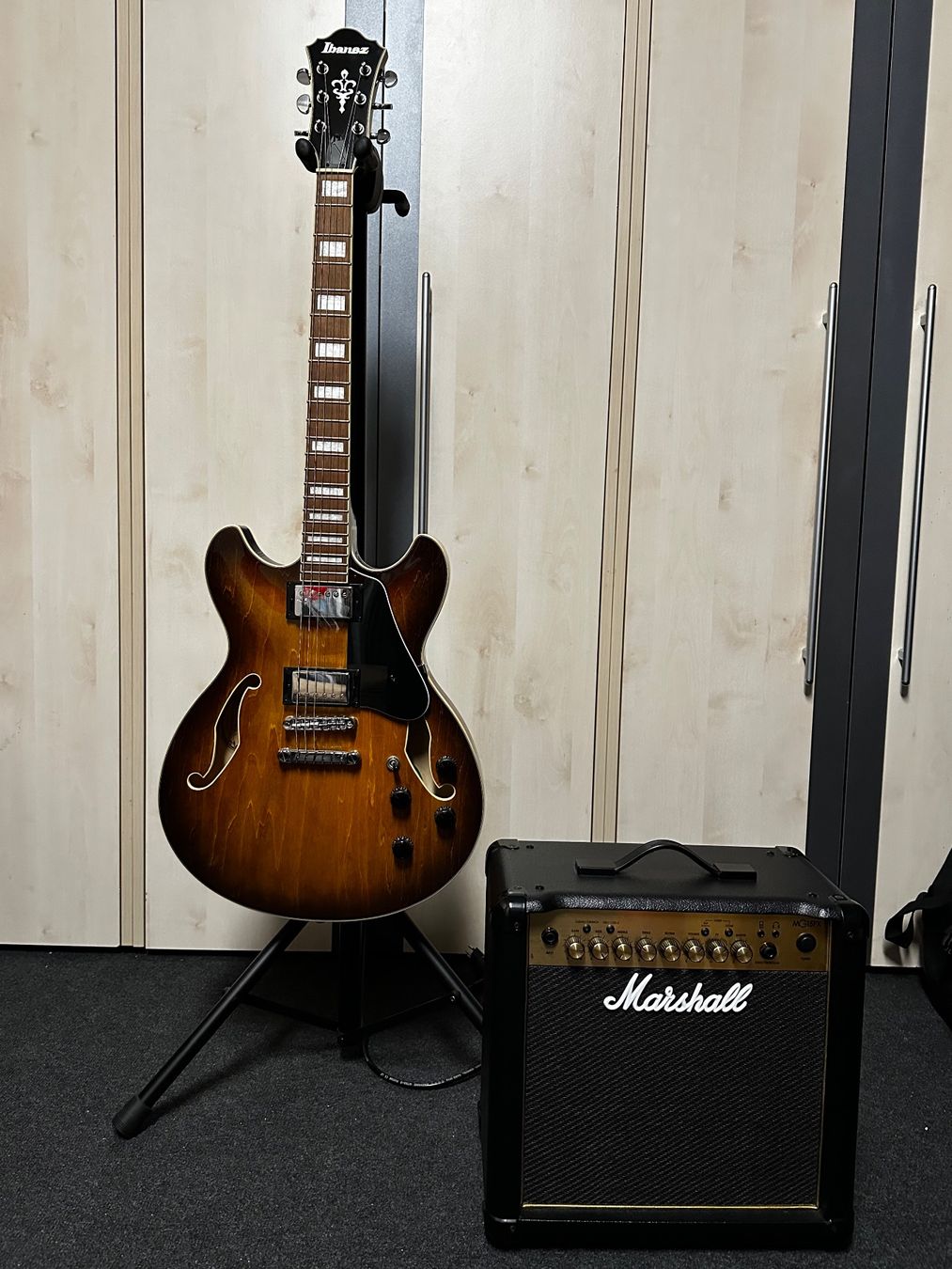Ibanez Strumenti musicali: Ibanez E-Gitarre, Marshall Box, Zubehör – Nuovo (secondo la descrizione) da Schindellegi venduto da lusi1971