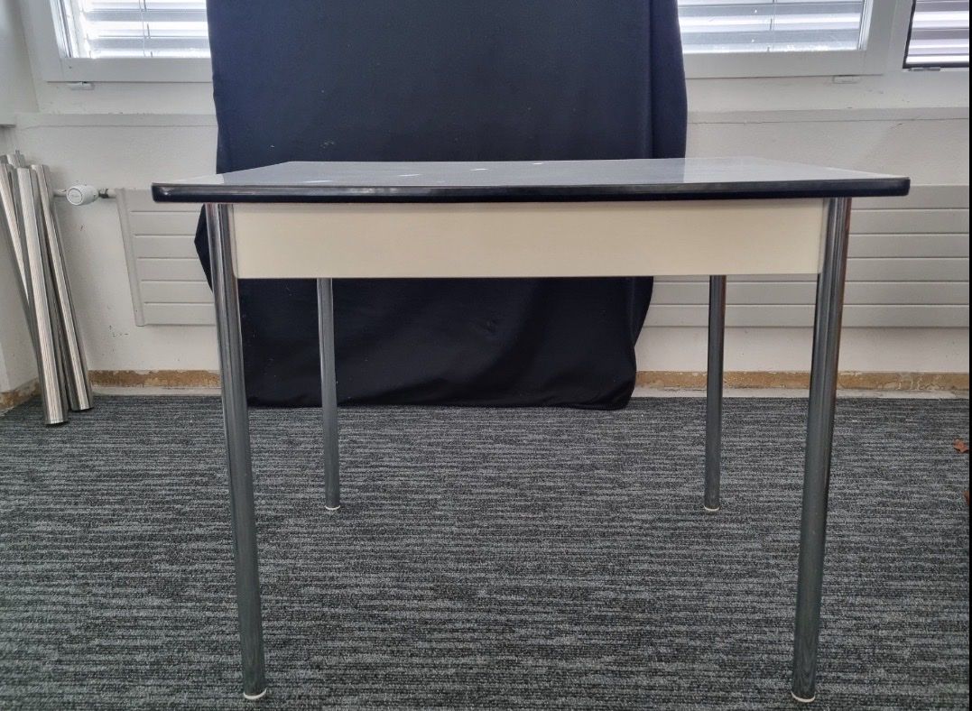 Tavoli: Kelco Tisch mit Schublade grau 1950er. plus 2 Hocker – Usato da Uzwil venduto da wahsaga 3