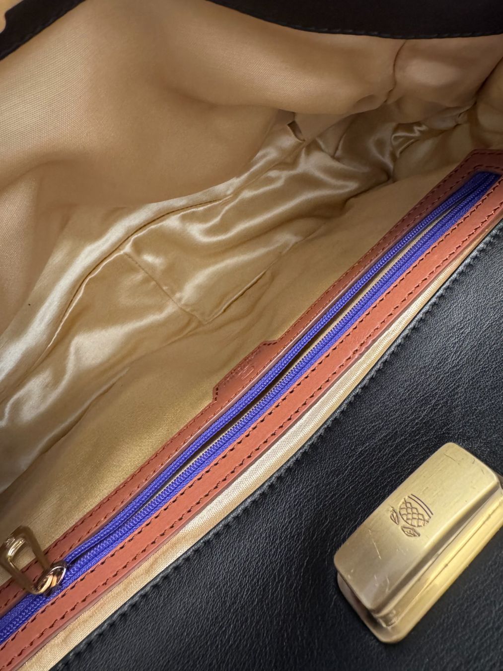 Navyboot Taschen für Damen: Navyboot Ledertasche, schwarz mit gold – Gebraucht aus Nürensdorf von 2ND_STORY 7