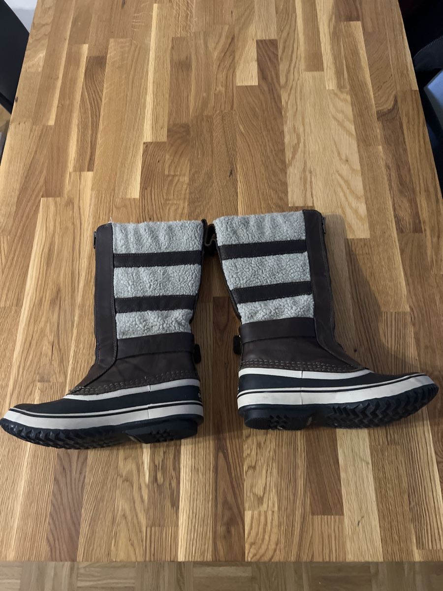 Scarpe da donna: JOLIE BOTTE CHAUDE SOREL – Usato da Brügg BE venduto da traindenuit 1