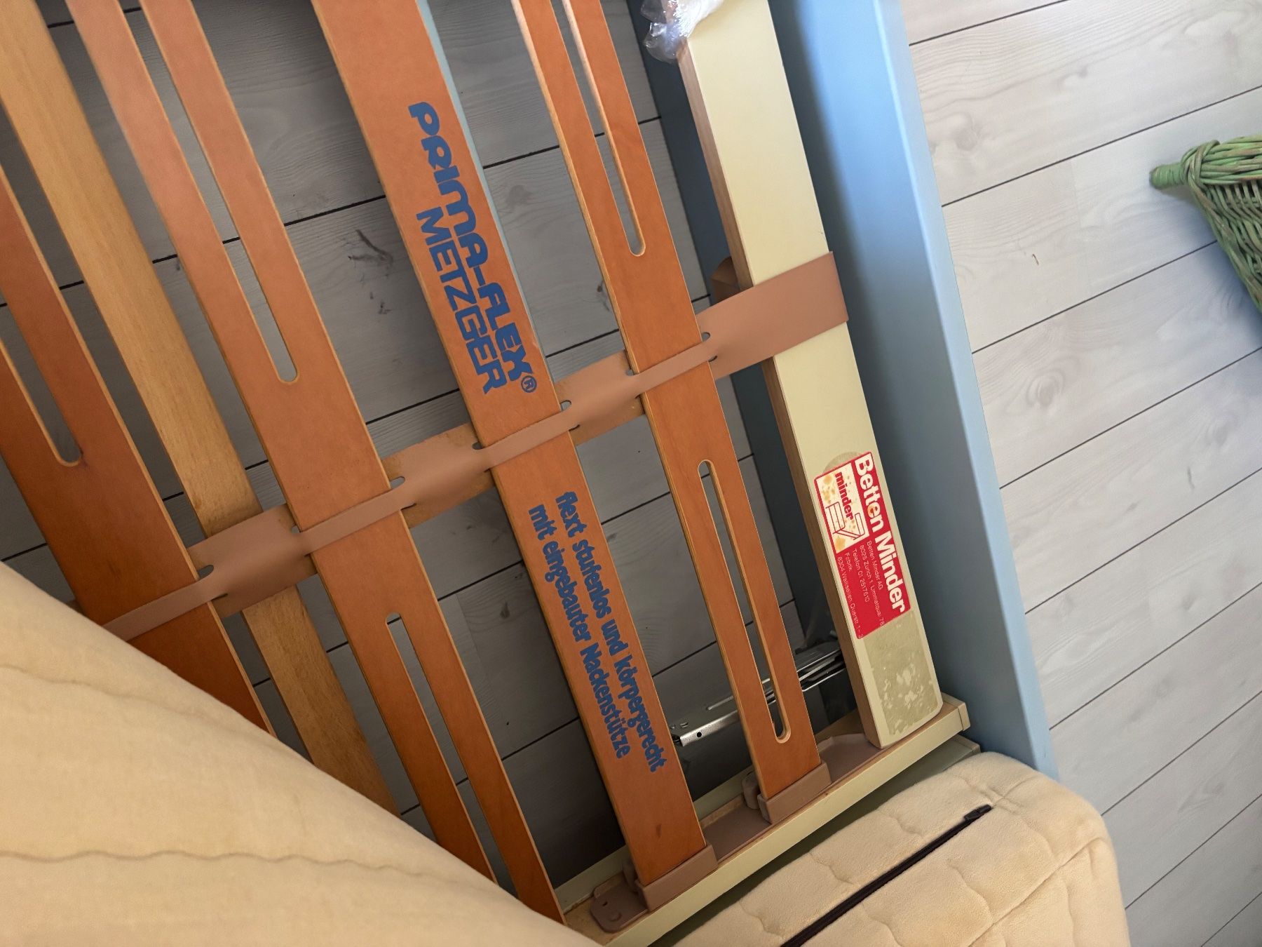 Lits: Bettgestell mit Lattenrost "Minder" 90x200cm, hellblau, t... – D'occasion à Windlach par est_s7xg 3