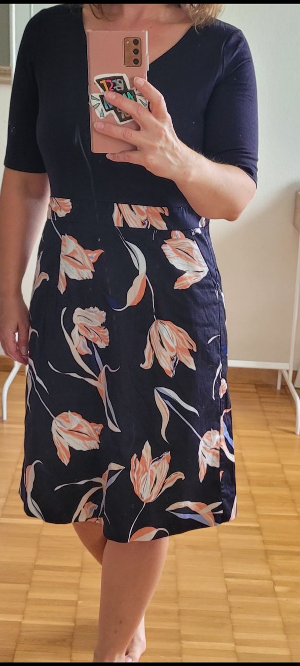 Comma Vestiti: Comma Kleid Gr.38 mit Blumenmuster, Top Zustand ein mal an – Nuovo (secondo la descrizione) da Emmenbrücke venduto da gatasalvache 1
