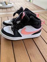 Nike Turnschuhe Grösse 31.5 Kinder schwarz/weiss/pink