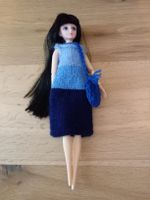 Süsse Puppe mit gestricktem Kleid und Tasche