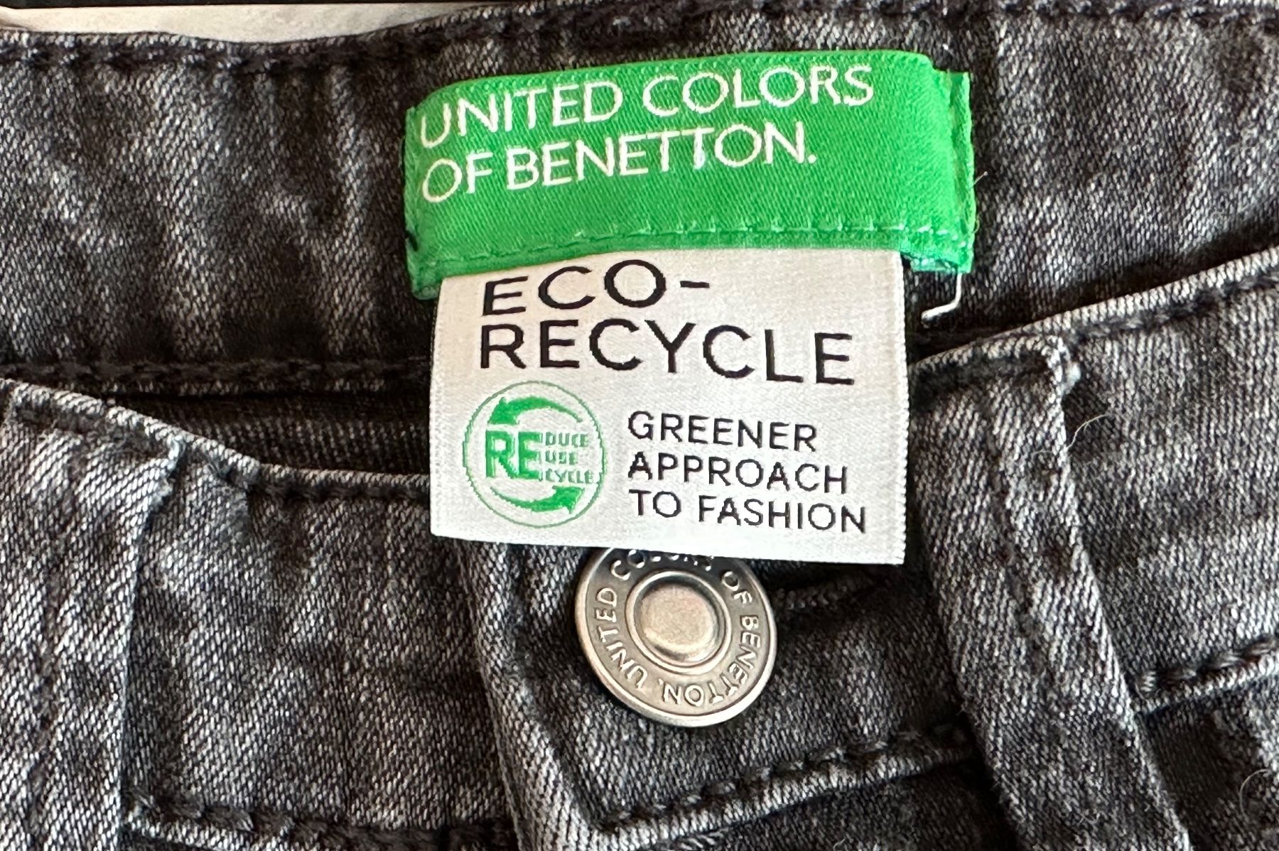 Benetton Pantaloni: 2 Bermuda in jeans Benetton – Usato da Castel San Pietro venduto da Moregi 5
