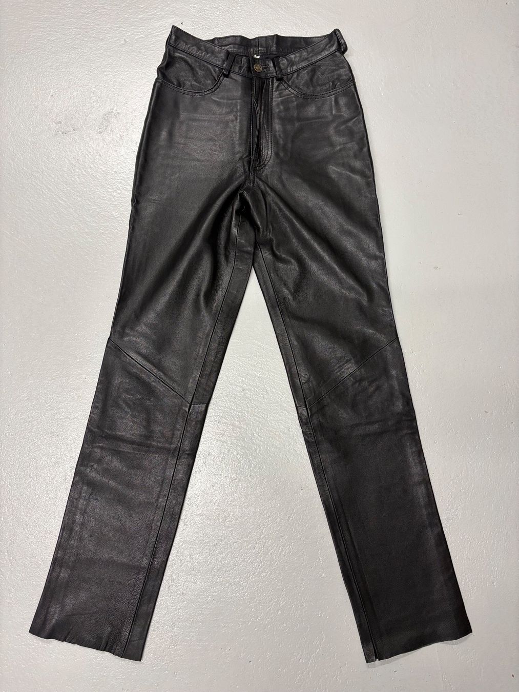 Hosen: gerade geschnittene Lederhose Gr. 34 schwarz Slim – Neu (gemäss Beschreibung) aus Regensdorf von secondchancefashion
