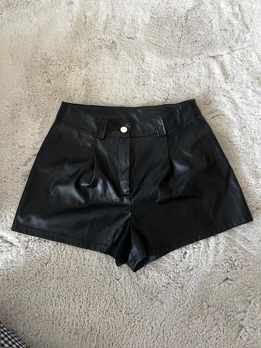 Shein Pantaloni: Kunstleder Shorts Gr. M, schwarz – Usato da Zürich venduto da lexi_alex
