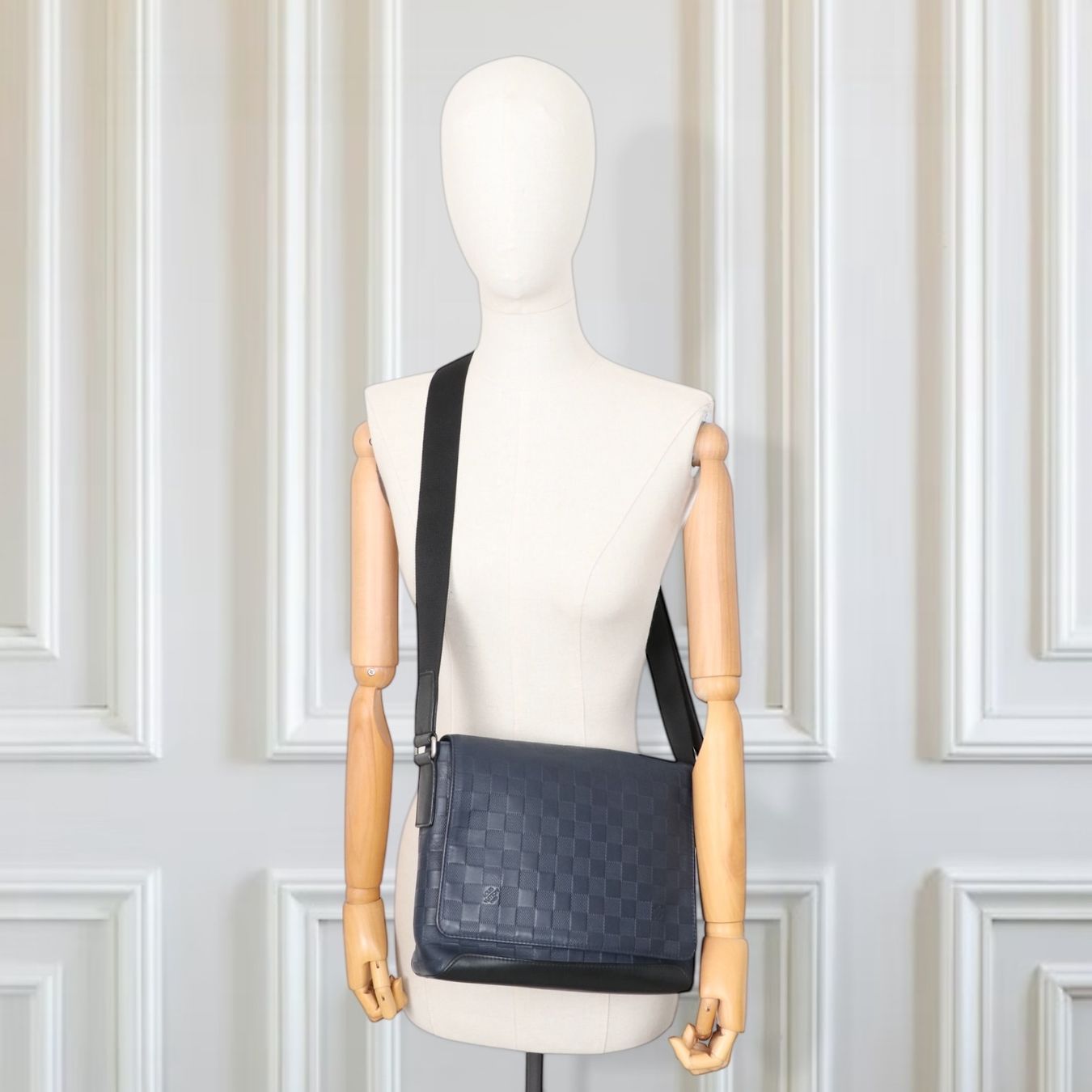 Louis Vuitton Taschen: Louis Vuitton District PM Damier Infini Messenger – Gebraucht aus Binningen von Designerlabels 1