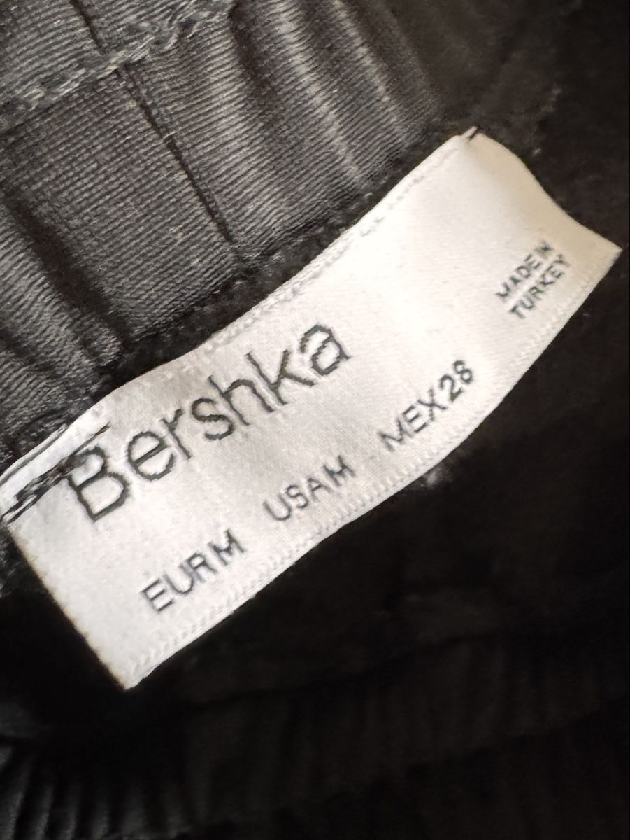 Bershka Pantaloni: Schwarze Bershka Trainer Hose Grösse M – Usato da Bern venduto da Arecibo07 1