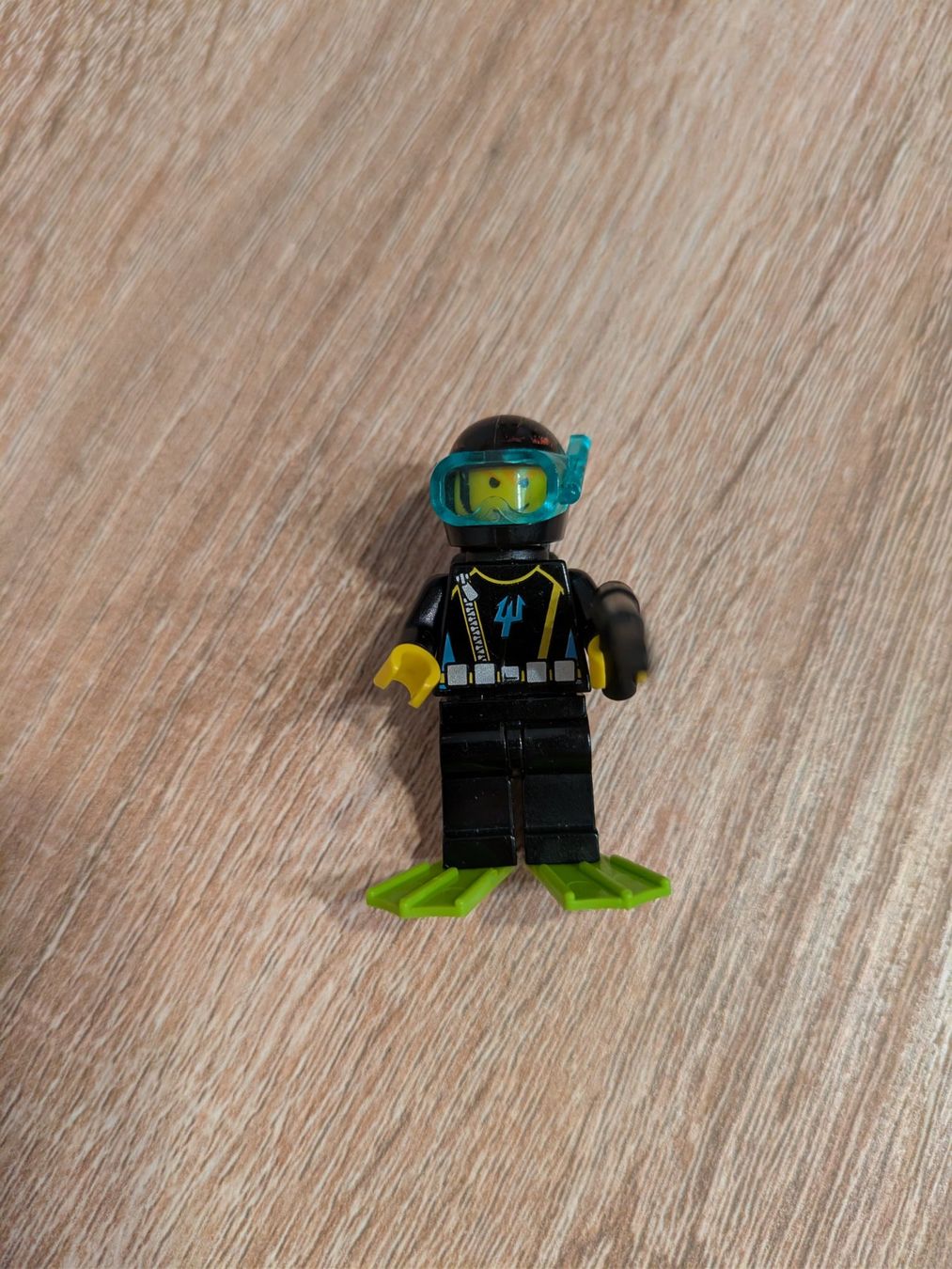 Lego Kit di costruzioni: LEGO - SUB MINIFIGURE WITH DIFFERENT MASKS – Usato da Losone venduto da AlpineLayer