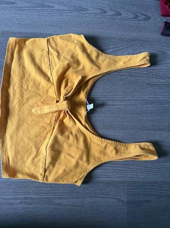 Top: Crop top jaune moutarde  – Nuovo e nell'imballaggio originale da Plan-les-ouates venduto da Jordane.S