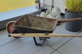 alte kleine Schubkarre